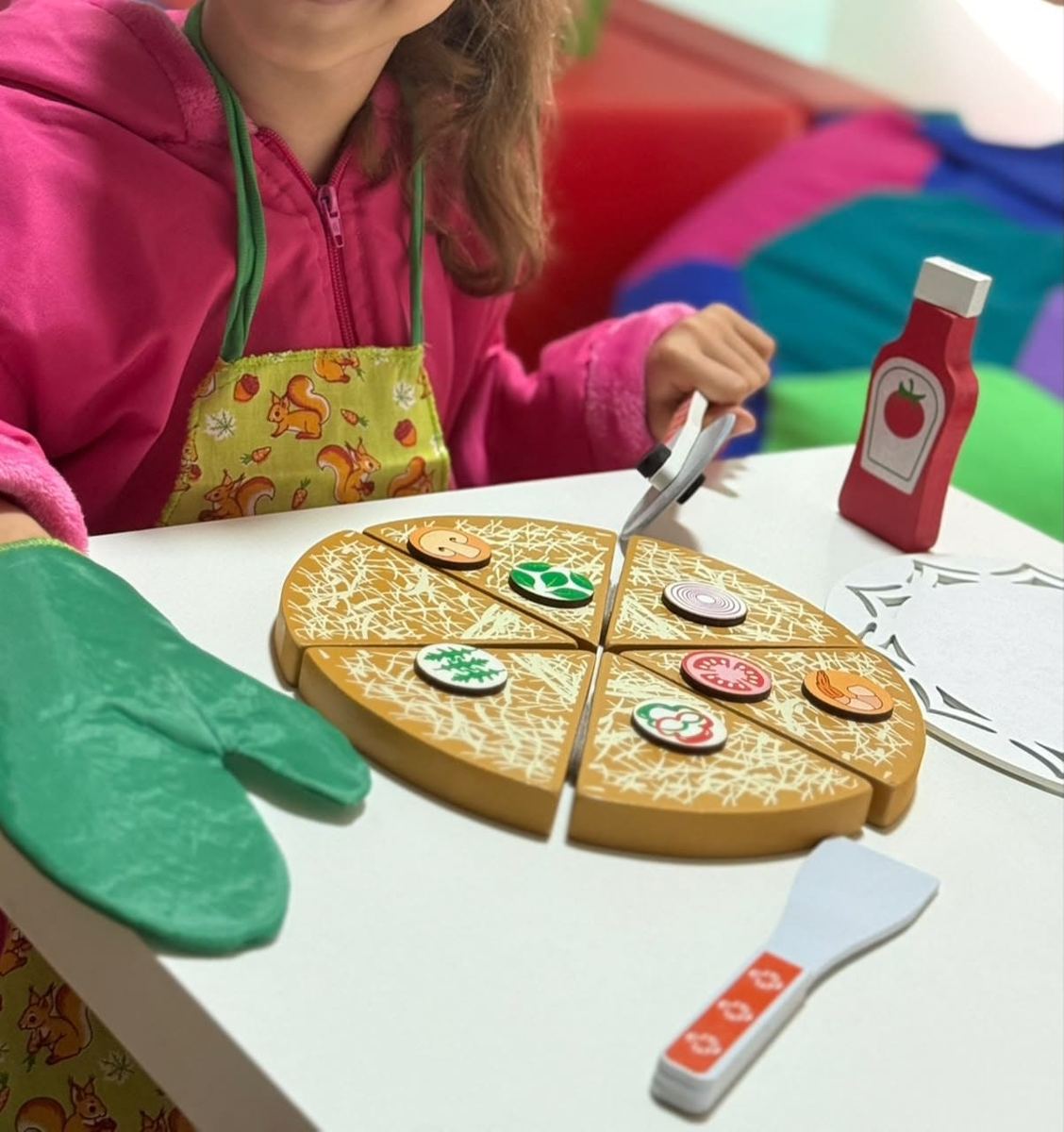 Brincadeira simbólica de cozinha com pizza de madeira