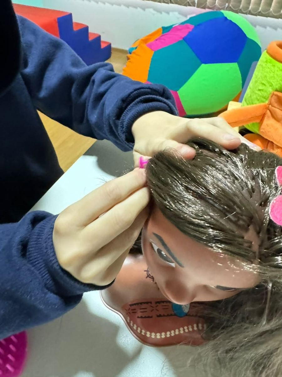 Atividade de coordenação motora fina com prendedores de cabelo
