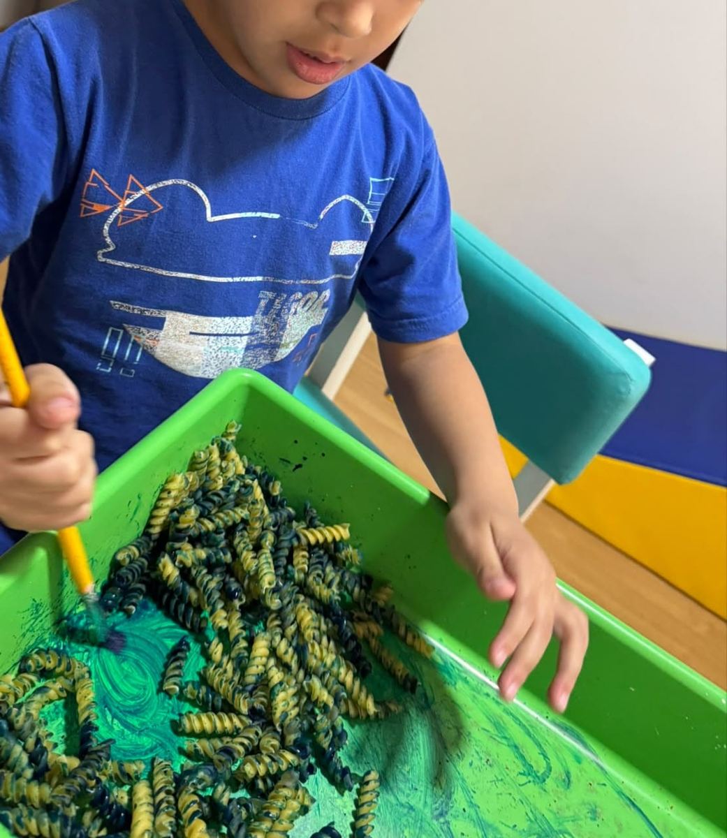 Atividade sensorial com massas coloridas e pintura
