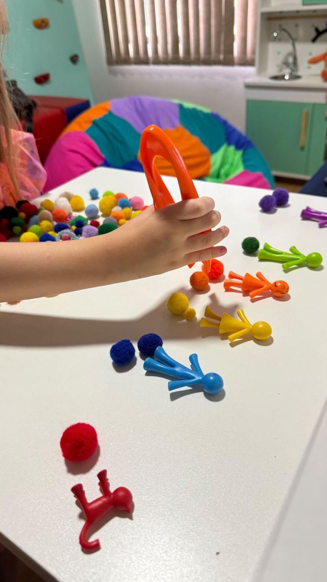 Coordenação motora fina com pinça e pompons coloridos