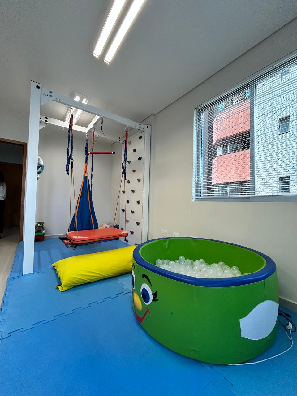 Balanços terapêuticos, parede de escalada e piscina de bolinhas