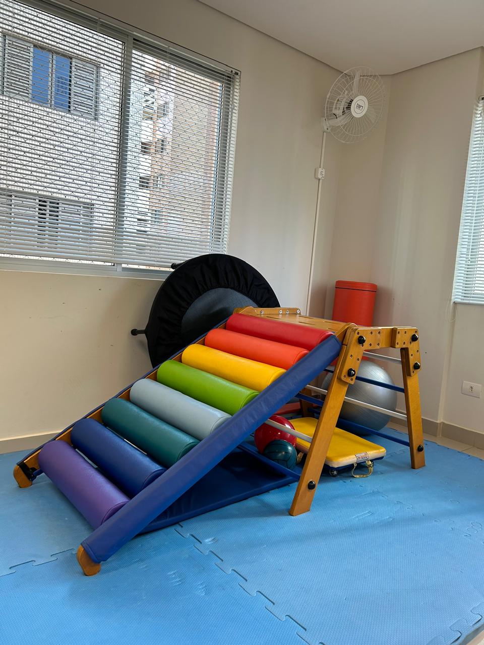 Rampa colorida de propriocepção com rolos e materiais sensoriais