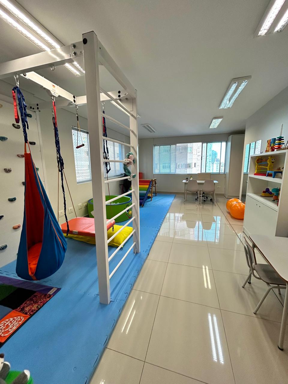 Ambiente amplo com estrutura completa de integração sensorial